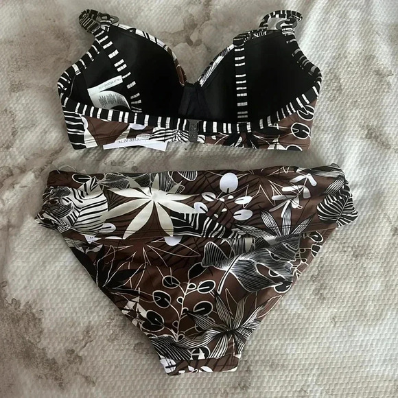 Bleu Rod Beattie Bold Moves Underwire Molded Swim Top and Sarong Hipster Bottom - Picture 9 of 13